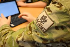 Kursteilnehmer aus Montenegro mit Tablet im Lehrsaal. (Foto: Bundesheer/Klocko)