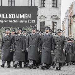 Die am Vortag an der Heeresunteroffiziersakademie ausgemusterten Unteroffiziere marschieren mit den Kommandounteroffizieren ihrer Brigade bzw. Direktion am Ennser Stadtplatz ein. (Foto: Bundesheer/Rainer Zisser)