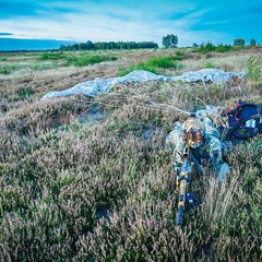 Nachdem die deutschen und österreichischen Vorauskräfte der Aufklärung gelandet sind, versorgen sie ihre Fallschirme unter gegenseitiger Sicherung. (Foto: Bundesheer/Michael Steinberger)