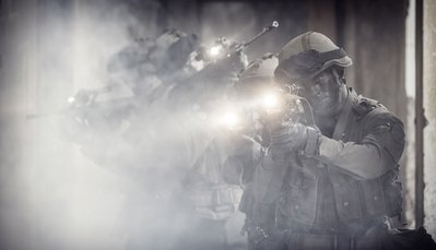 Das Vorgehen in Kellern und dunklen Räumen macht den Einsatz von künstlichem Licht im Ortskampf notwendig. (Foto: Bundesheer/Daniel Trippolt)