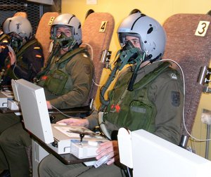 Die flugphysiologische Ausbildung in Königsbrück (Deutschland) beinhaltet eine Sauerstoffmangeldemonstration in der Höhen-Klima-Simulationskammer und eine Unterdruckkammerfahrt. (Foto: Wolfgang Jany)
