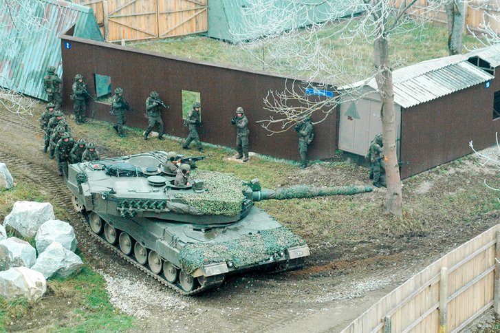 Soldaten trainieren das gemeinsame Vorgehen mit einem Kampfpanzer im Ortsgebiet. (Foto: Bundesheer/4.PzGrenBrig)