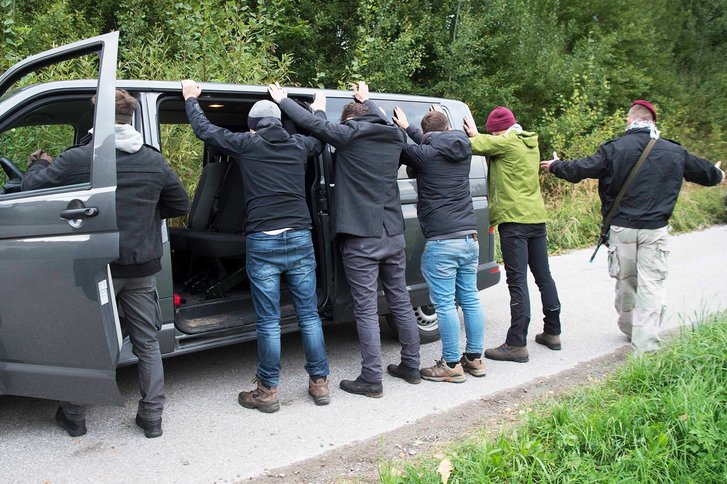 Bei der Abschlussübung in einem fiktiven Bürgerkriegsgebiet wird unser Transporter von oben bis unten durchsucht. (Foto: Bundesheer/Gunter Pusch)