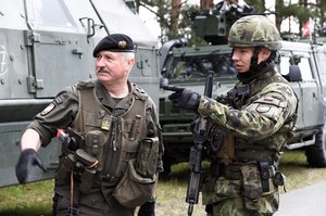 Der Kommandant des CSSBn, Oberst Michael Lippert, lässt sich während einer Übung von einem polnischen Soldaten einweisen. (Foto: ÖBH/Philipp Winkler)
