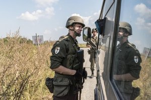 Ein Milizsoldat bei der Personen- und Fahrzeugkontrolle während einer Milizübung. (Foto: Bundesheer/Claus Triebenbacher)