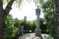 Frontgedenkstein (li.) bei der Pummersdorfer Höhe. (Foto: RedTD/Gerold Keusch)