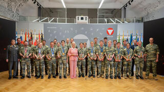 Das Foto zeigt Verteidigungsministerin Klaudia Tanner und die Heeressportler. (Foto: Bundesheer/HBF/Carina Karlovits)