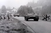 Ein Saurer-Schützenpanzer fährt durch eine noch nicht aktivierte Panzerigelsperre. (Foto: Archiv Truppendienst)