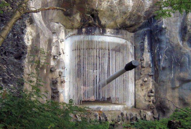 Eine 15-cm-Festungskanone des Artilleriewerkes Furgels (Teil der Festungsanlage Sargans)  in einer Scharte. (Foto: Lawaschgiri, CC BY-SA 4.0)