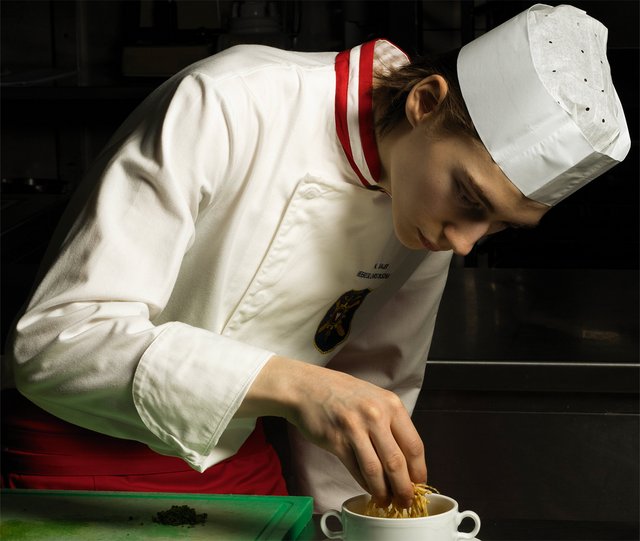 Die Lehrlinge lernen das Erstellen von Rezeptkarteien, die Zubereitung von Speisen, verschiedene Kochtechniken, die Mitarbeit bei Buffets sowie alle Aspekte der Personal-, Lebensmittel- und Küchenhygiene. (Foto: Bundesheer/Michael Gottlieber)