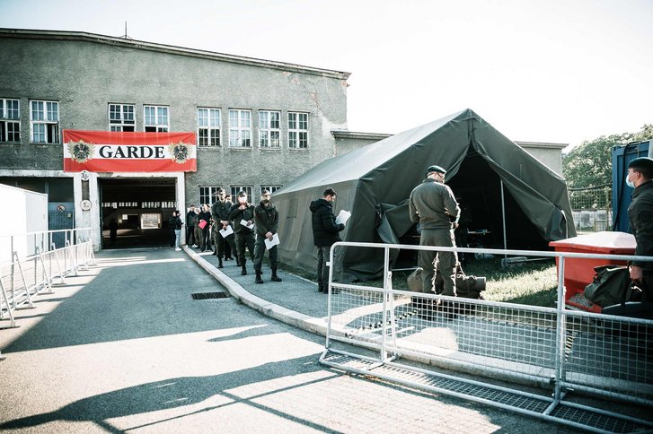 Die Coronakrise erforderte auch spezielle Schutzmaßnahmen beim Einrücken der Milizeinheiten.(Foto: Bernhard Schulyok)