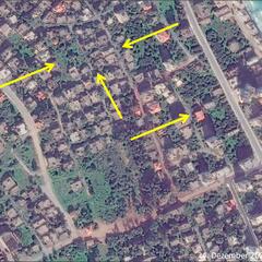 Varosha – Detailanalyse: Verifizierung von bereits erkannten Veränderungen der Vegetation mittels hochauflösender Satellitenbilder. Die Pfeile weisen auf eine Rodung von Bäumen und Gestrüpp entlang von Straßen hin. (Foto: UN)
