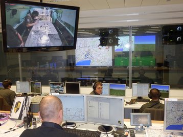 Die Übungsleitung überwacht und steuert die gesamte Simulation. (Foto: 21. GStbLG/Steinkogler)