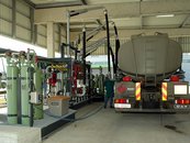 Ein Bundesheer-Tankfahrzeuge wird mit Betriebsmittel befüllt. (Foto: Bundesheer/HLogZ)