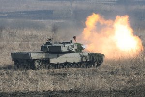 Ein Kampfpanzer "Leopard" 2A4 feuert eine Granate ab. (Foto: Bundesheer/Thomas Lampersberger)