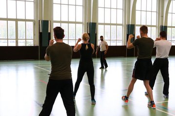 Bewegung in der Kampfhaltung nach vorne und hinten. (Foto: Sascha Harold)