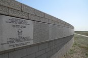 Auf den Tafeln der Steinmauer sind die Namen deutscher Soldaten und das Jahr in dem ihre sterblichen Überreste gefunden wurden. (Foto: Gonzo Gooner; CC BY-SA 3.0)