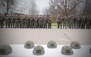 23. November 2016: Die ersten 20 Stück der neuen Kampfhelme werden offiziell an die Truppe übergeben. (Foto: ÖBH/Karl Schön)