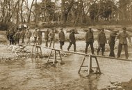 Im „Gänsemarsch“ überqueren die Gefangenen einen Fluss. (Foto: Archiv Pöcher)