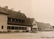 Das Pförtnerhaus (li.) und das Verwaltungsgebäude (re.) beim Haupteingang. (Foto: Stadtarchiv St. Valentin)
