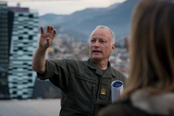 Der österreichische Militärattaché, Oberst Michael Pesendorfer, erklärt den Lehrgangsteilnehmern die militärische Situation während der Belagerung von Sarajewo in den 1990er-Jahren. (Foto: HBF/Christof Vonbank)