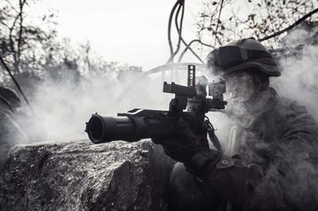 Das Granatgewehr ist auf Gruppen-ebene auch ein Mittel zur Gefechtsfeldbeleuchtung.
 (Foto: Bundesheer/Daniel Trippolt)