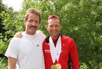 Mit dem Mann der ersten Stunde: Freund, Kamerad und Betreuer Werner Planer, der ihm bei allen zwölf Ultratriathlons treu und verlässlich zur Seite stand. (Foto: Archiv Wildpanner)