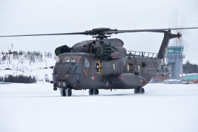 Mit eingerüstetem Maschinengewehr ist die CH-53 GA unterwegs zum Schießen.