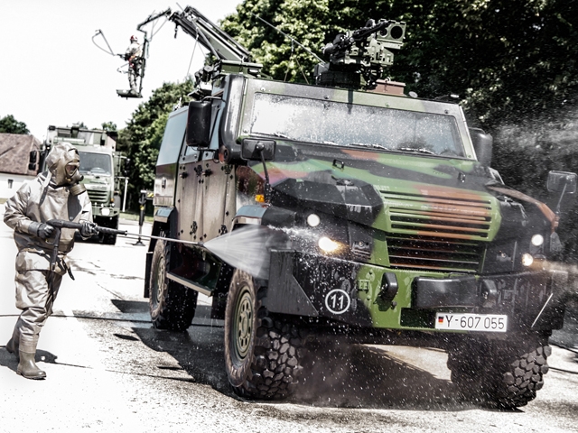 Soldat dekontaminiert Fahrzeug