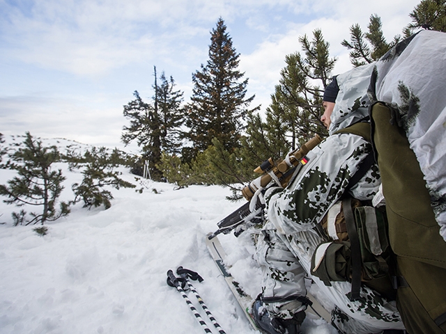 Scharfschütze mit Winterausrüstung im Schnee