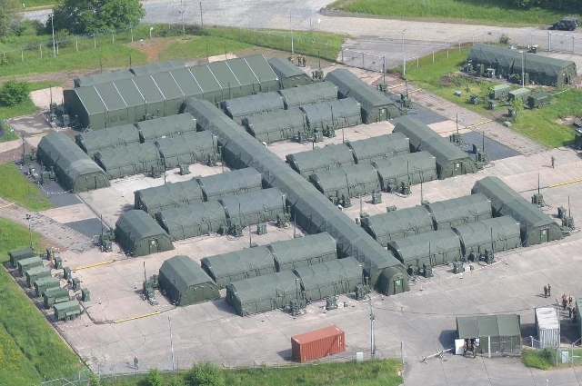 Eine Luftaufnahme Camps mit Zelten.