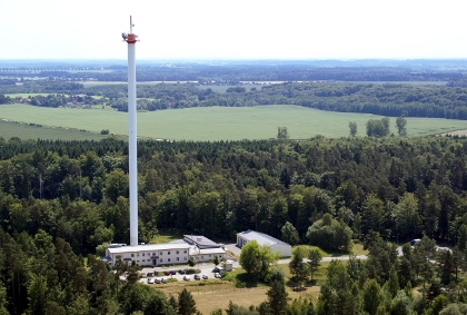 Das Mehrzweckgebäude der Marinefunksendestelle Marlow aus der Luftperspektive.