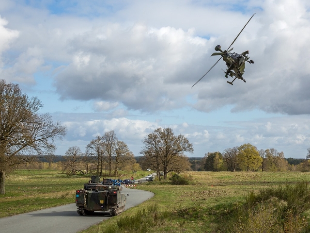 Der deutsche Kampfhubschrauber Tiger unterstützt den niederländischen Schützenpanzer CV80