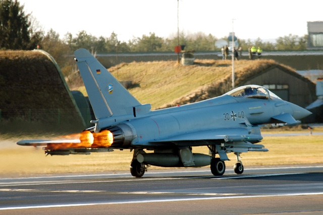 Ein QRA-Eurofighter startet mit Nachbrenner