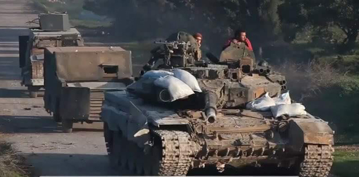 Einer von zwei T-90-Kampfpanzern, die vom HTS im Verlauf der Kämpfe mit IRGC im Raum Aleppo im Jahr 2016 erbeutet wurden. Beide gingen während der Scheinoffensive im Nord-Osten Hamas noch am 19. September 2017 verloren. (Foto: Wael al-Hussaini)