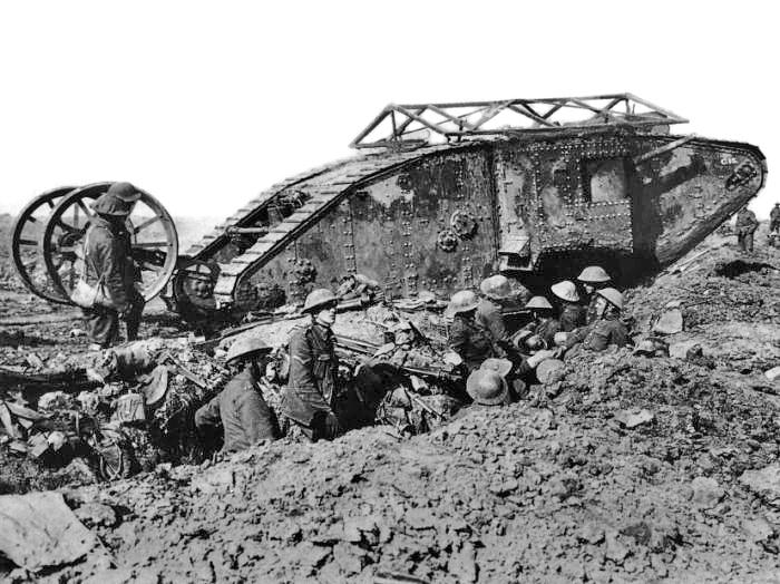 Die Verwendung der neuen Technologie "Panzer" auf dem Schlachtfeld des Ersten Weltkrieges veränderte die Kriegsführung. (Foto: Ernest Brooks; photograph Q 2486, Imperial War Museum)