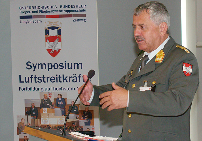 Generalleutnant Karl Gruber spricht über den aktuellen Zustand der österreichischen Luftstreitkräfte und deren Ausblick.
(Foto: FlFlATS/R. Köckeis)