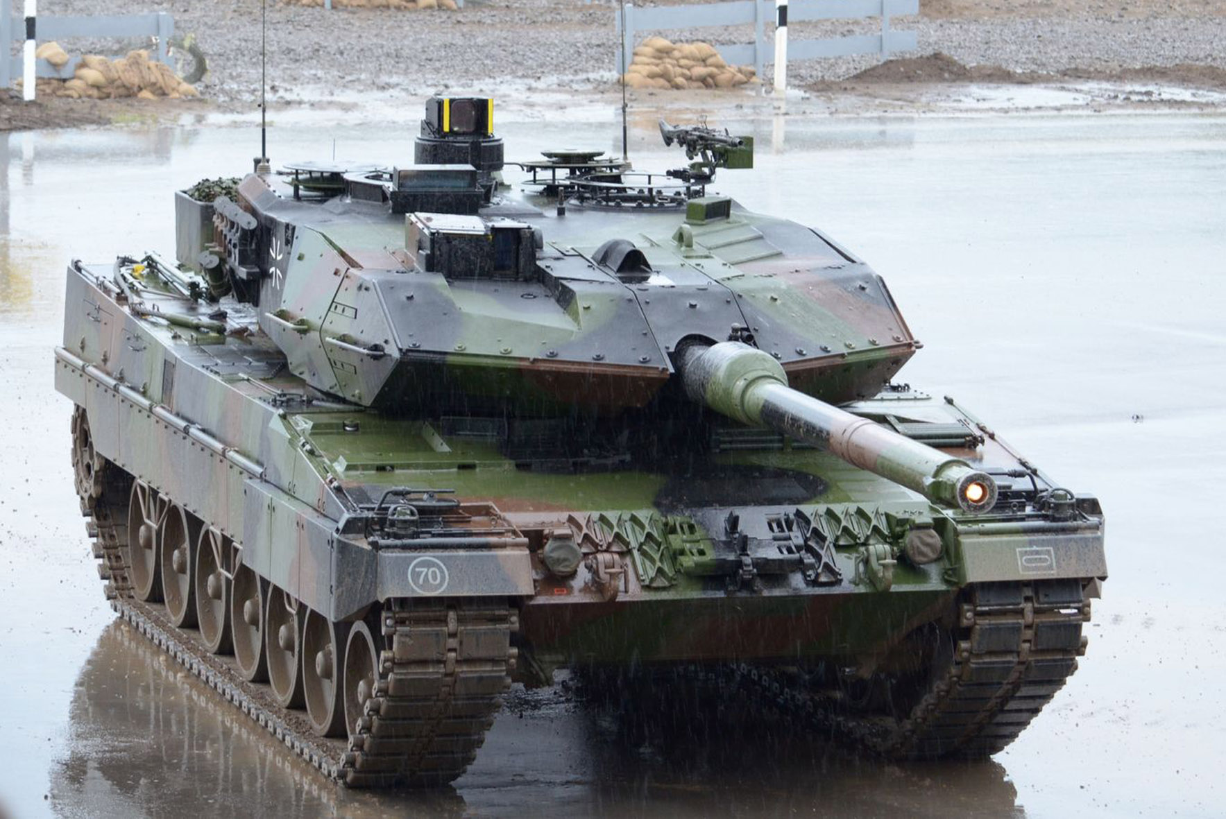 Гусеницы леопарда. Леопард 2а6. Leopard 2a6 Бундесвер. Танк Leopard 2a6. Танки Leopard 2a6.