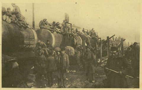 Rücktransport auf rumänischen Kesselwaggons während der Demobilisierung. (Foto: Österreichischers Staatsarchiv, Das_Interessante_Blatt Nr.49_Seite_03_Wien_05.12.1918_4d243b83e0 (1))