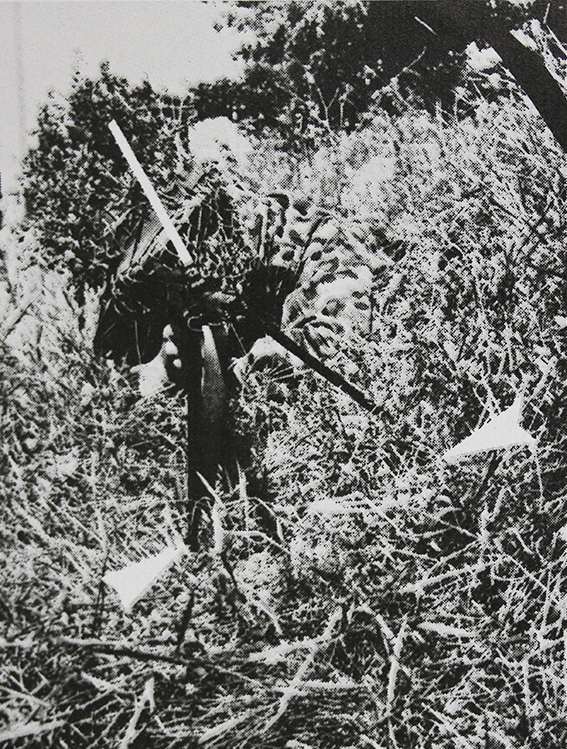 FALSCH: Der Anschlag vom Zweibein auf seitlich stark abfallendem Hang bewirkt eine zu starke Verkantung. (Foto: TD 3/1963)