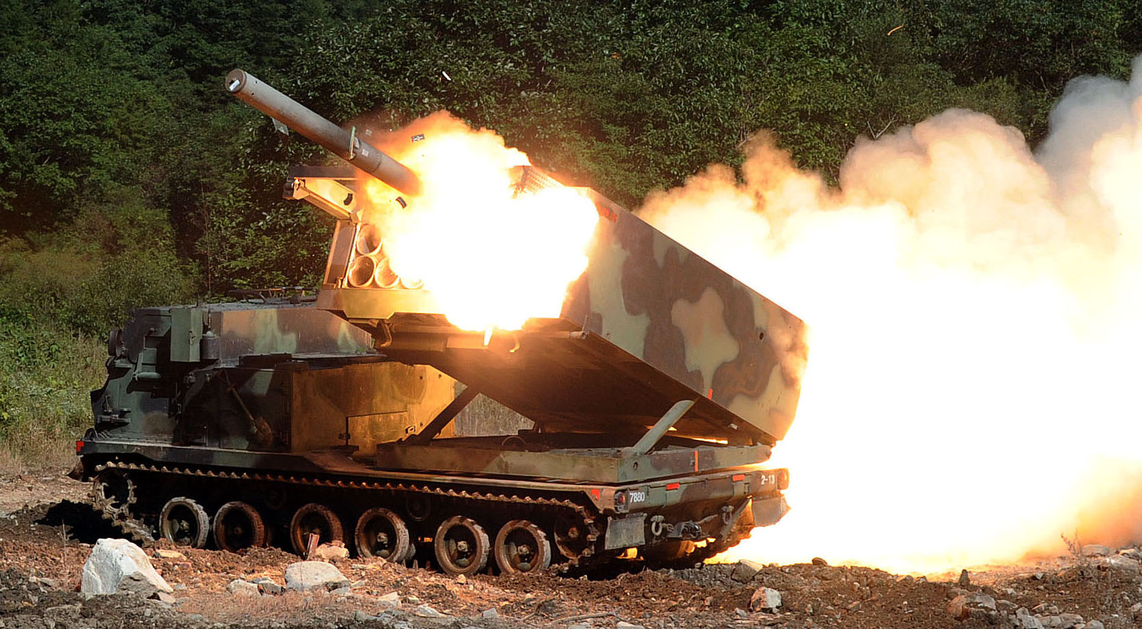 Die südkoreanische Bevölkerung empfindet die Raketenabwehr ihres Landes als unzureichend.
Das Bild zeigt ein MLRS (Multi Launch Rocket System) der Koreanischen Streitkräfte in Aktion.
(Foto: Republic of Korea Armed Forces, www.flickr.com/photos/kormnd/9962027775/, CC BY SA 2.0)