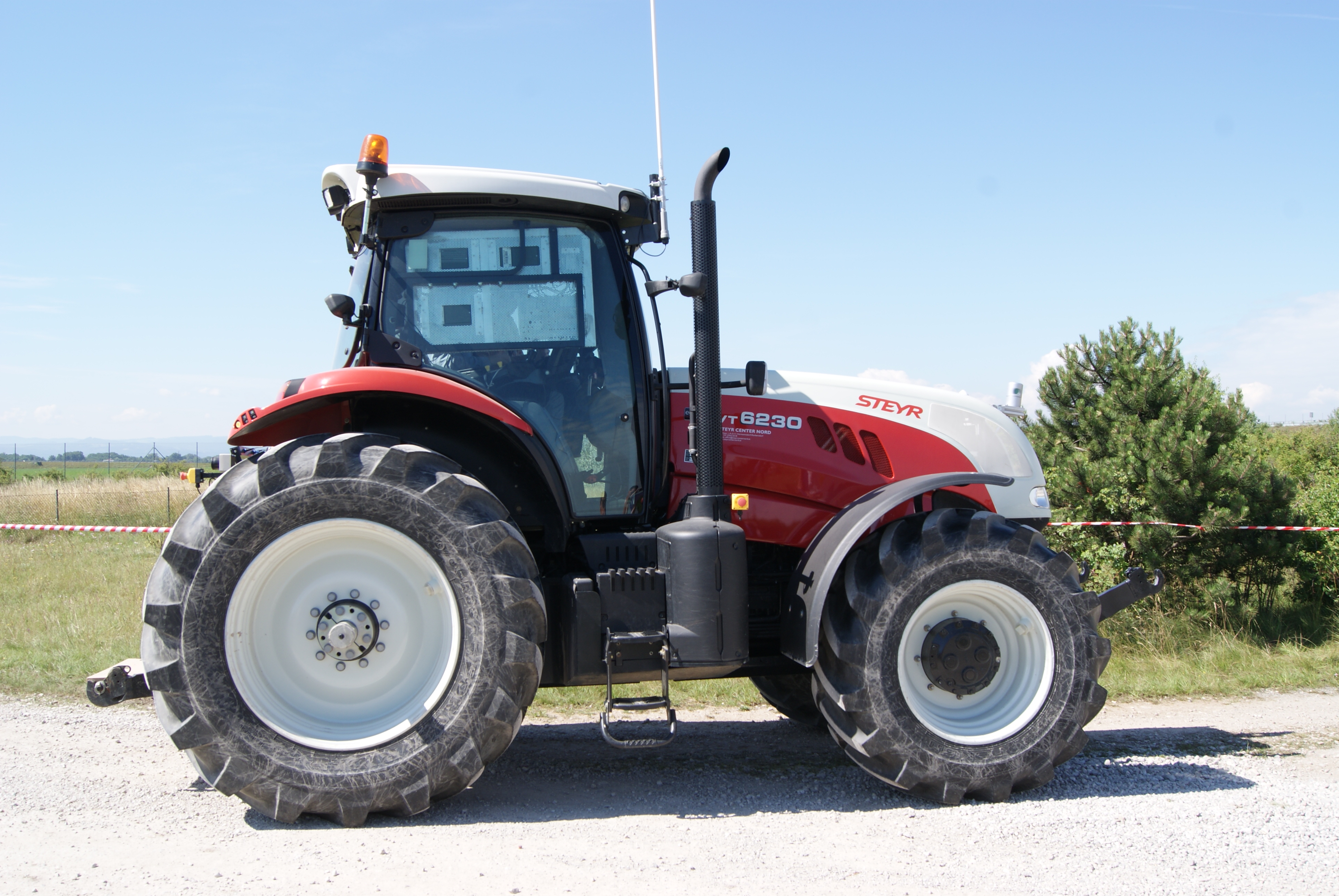 Das Team Austrian Technology, gebildet aus dem Amt für Rüstung und Wehrtechnik sowie der Technischen Universität Wien, mit ihrem Autonomous Tractor.