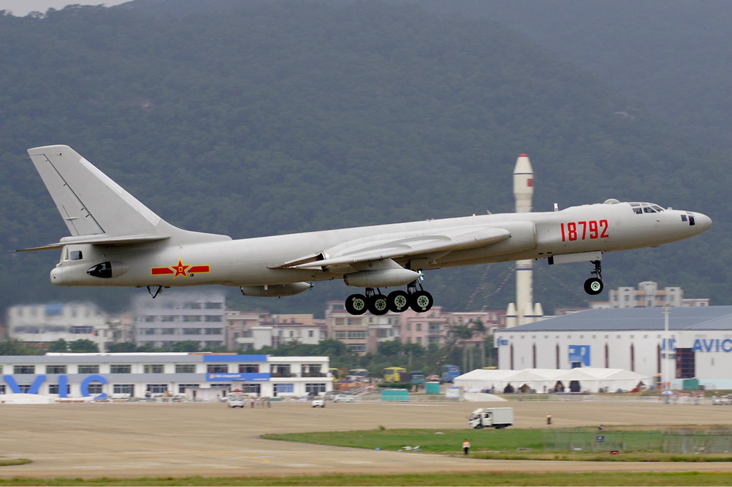 Chinesischer H-6-Bomber. Die Flugzeuge sind die, in Lizenz gebaute, Version des sowjetischen Bombers Tu-16. (Foto: Li Pang, CC BY SA 3.0)