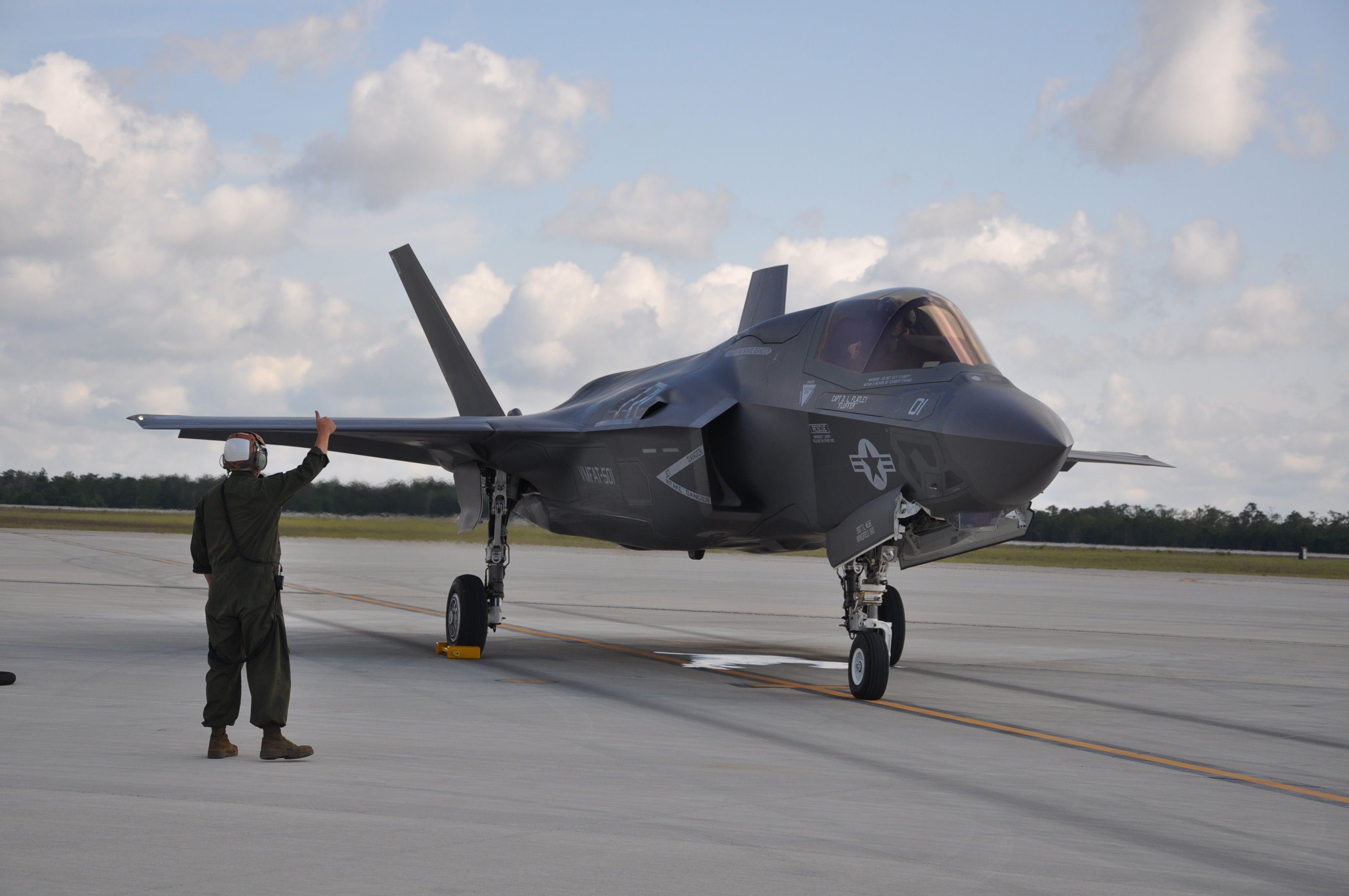 Die F-35B Lightning II (Bild) soll sukzessive die F/A-18D Hornet ersetzen. (Foto: U.S. Air Force photo/Maj. Karen Roganov)