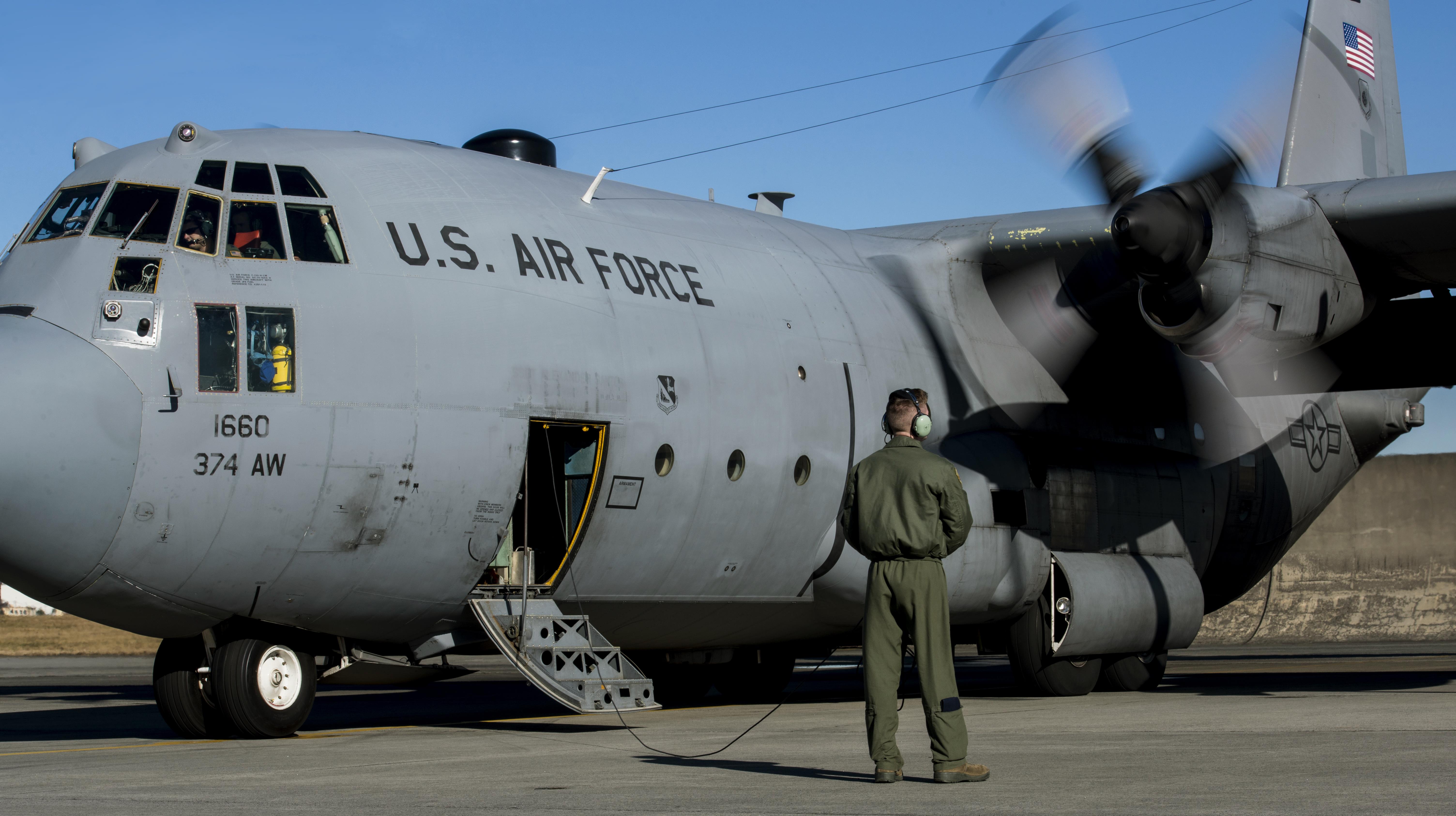 Eine in die Jahre gekommene C-130H des 374th Airlift Wing. (Foto: U.S. Air Force photo/Airman 1st Class Juan Torres)