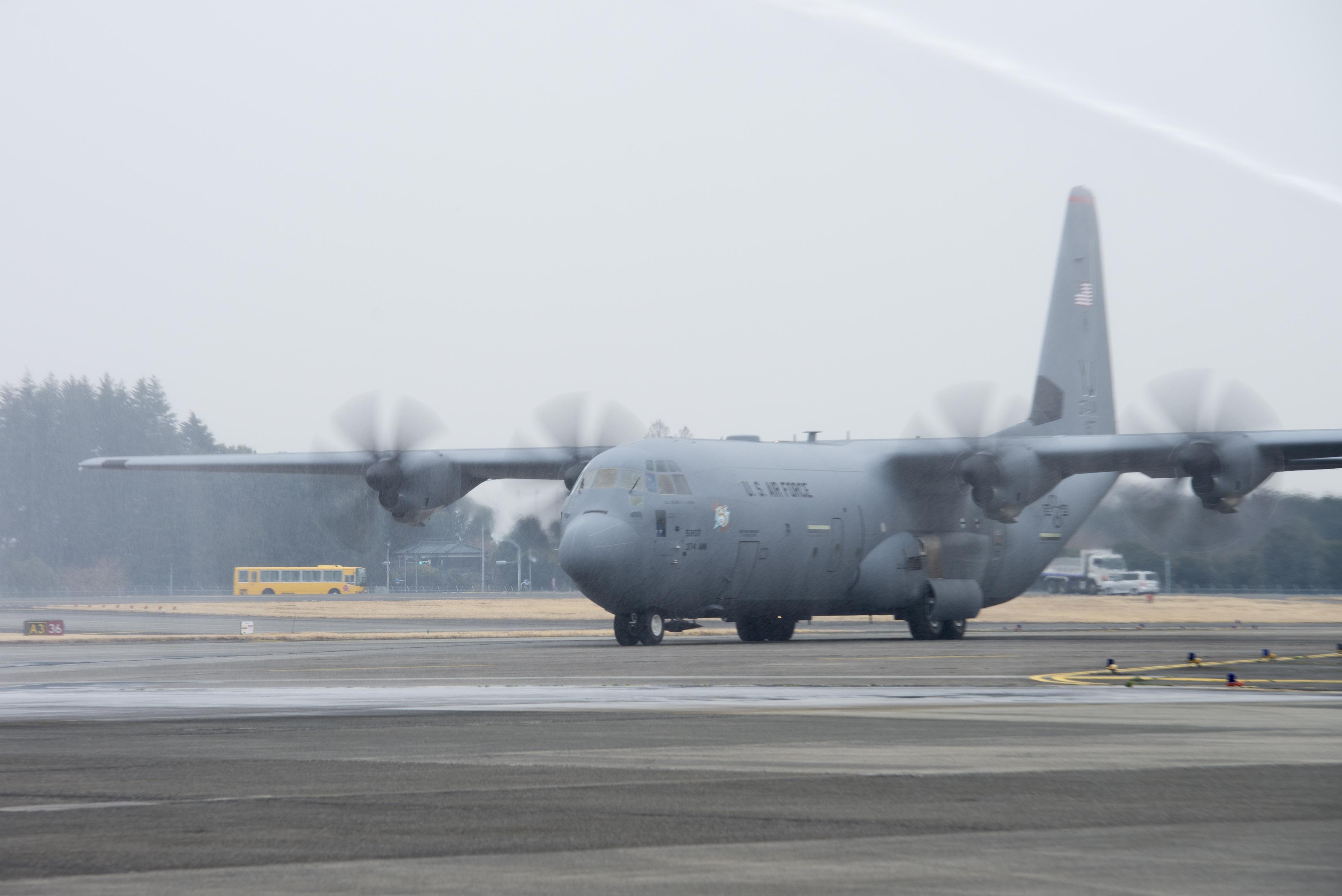 Landung der C-130J Super Hercules auf der Yokota Air Base in Japan. (Foto: U.S. Air Force photo/Yasuo Osakabe)