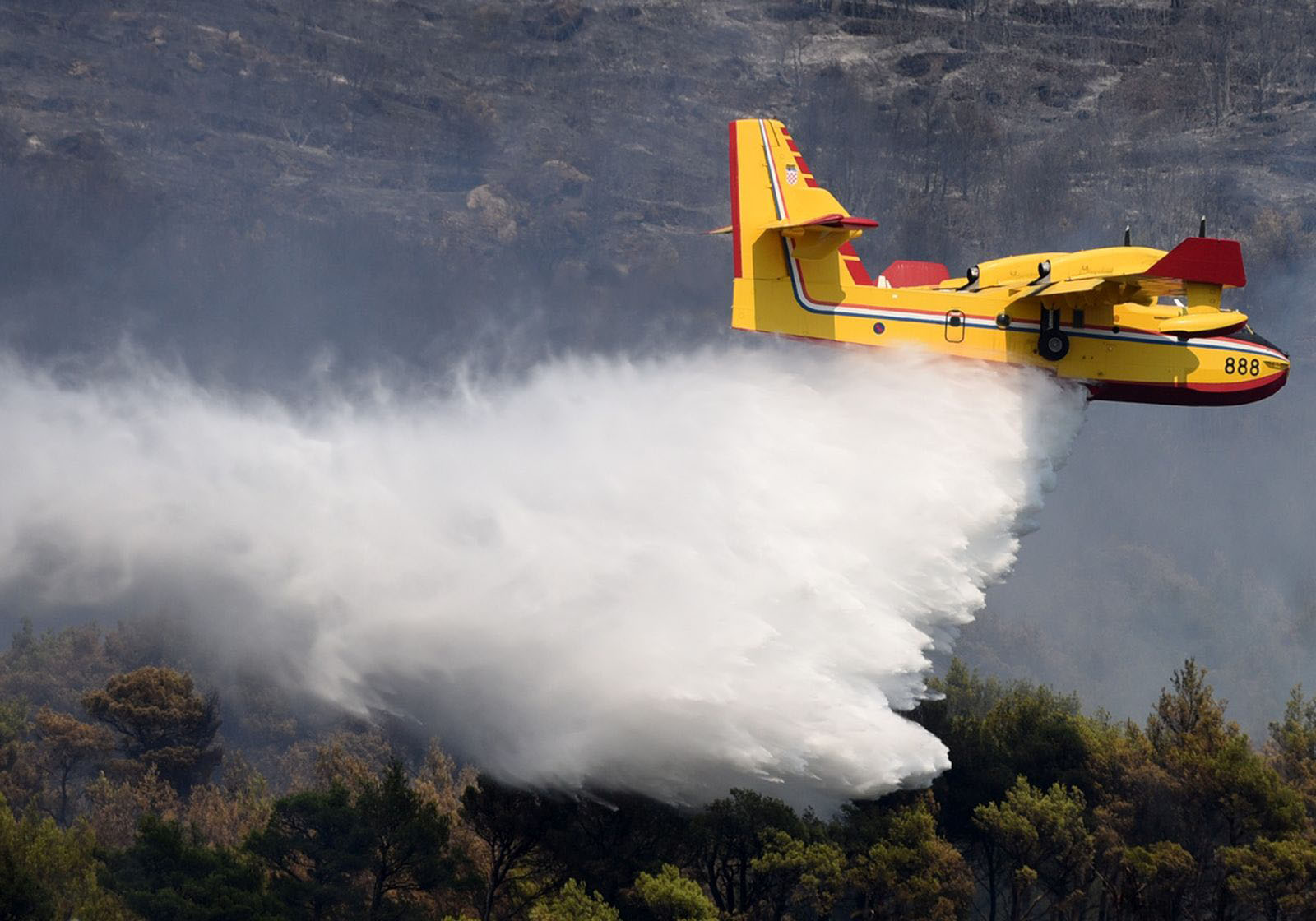 Canadair CL-415 der kroatischen Luftstreitkräfte beim Löscheinsatz. (Foto: MORH Kroatisches Verteidigungsministerium)