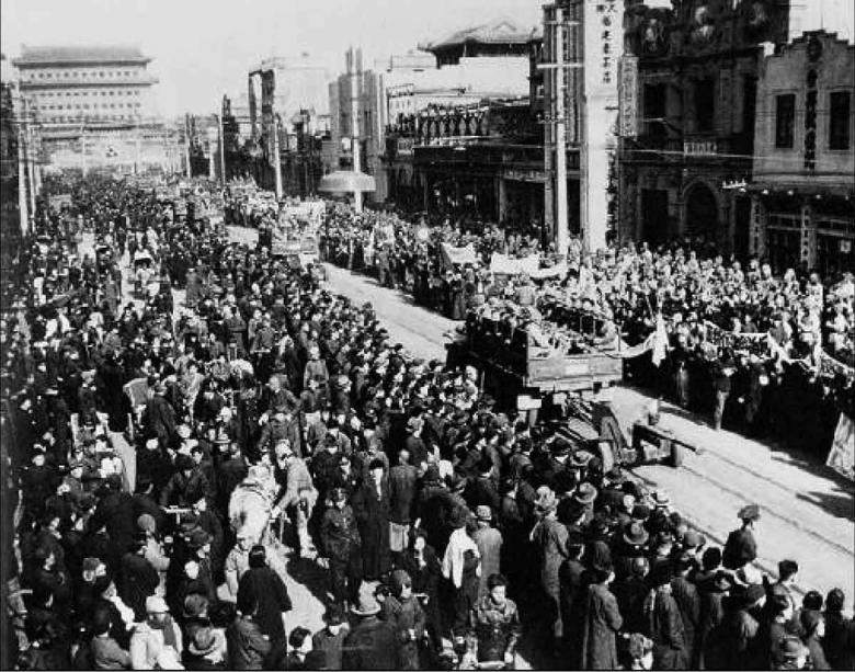 Die Volksbefreiungsarmee beim Einzug in Peking 1948. (Foto: Shizao, Gemeinfrei)