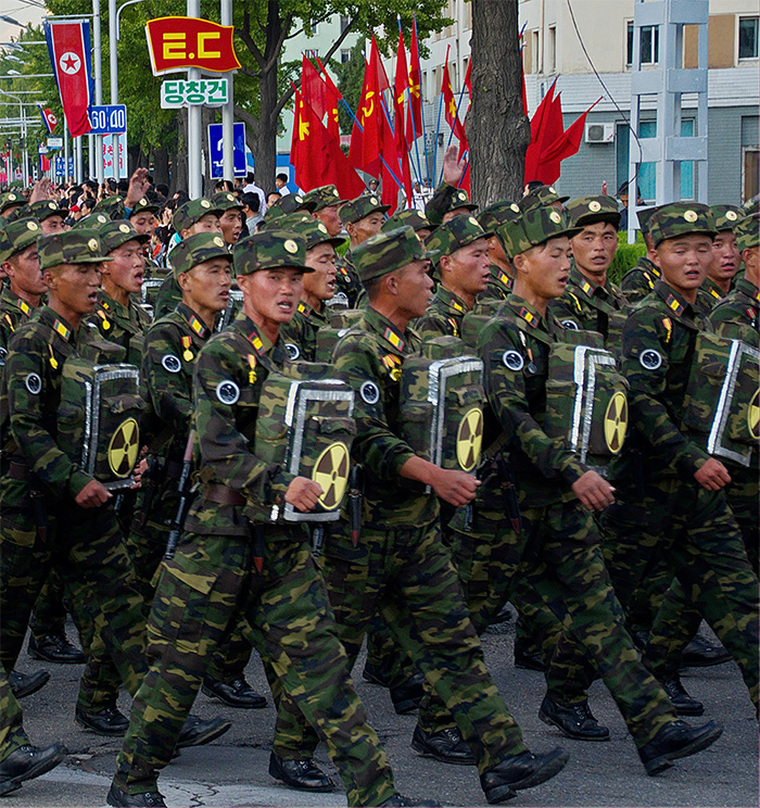 Nordkoreanische Soldaten bei einer Parade zum Jahrestag der Arbeiterpartei. (Foto: Uwe Brodrecht, CC-BY-SA-2.0)