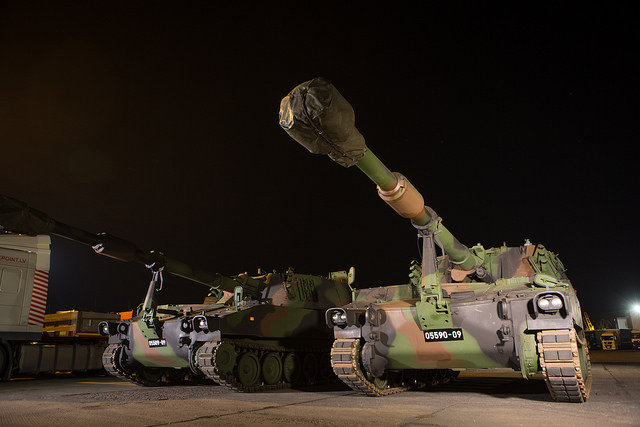 Die Haubitzen sind mit der Fähre in Lettland angekommen. (Foto: Gatis Diezinš/Latvijas armija) 